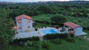 Vila s privatnim bazenom